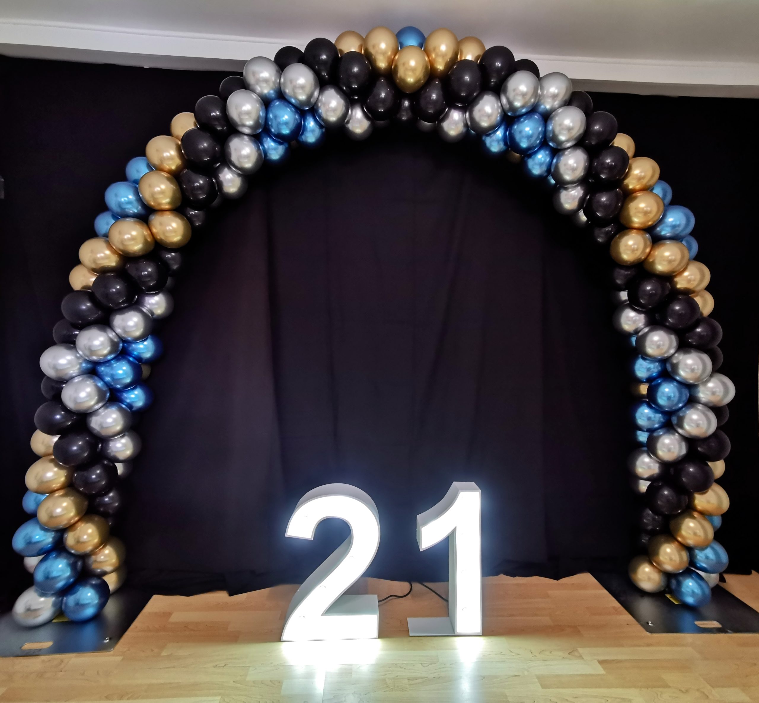 Star shaped spiral balloon arch complimented by our 60cm 21 marquee white lights