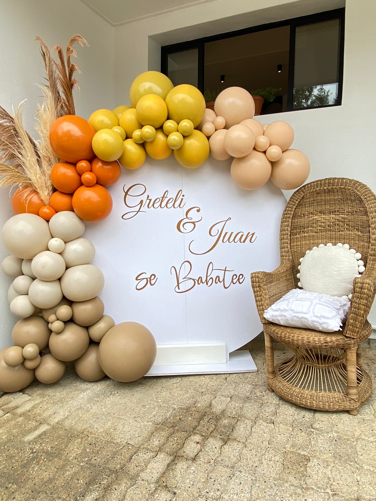 Personalised white round board complimented with a gorgeous balloon garland for Greteli De Swart’s baby shower