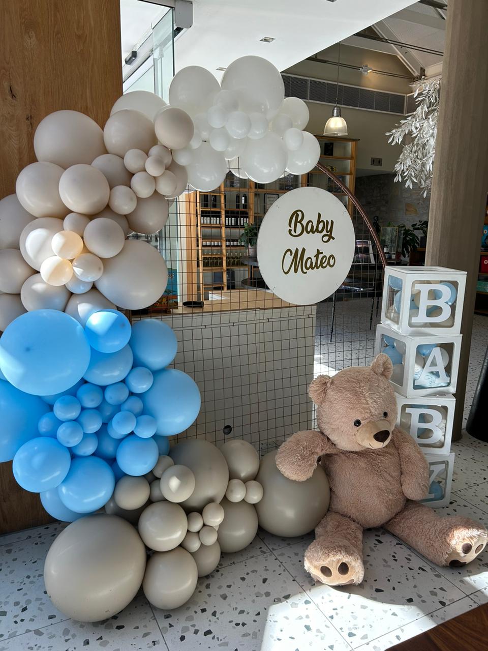 Mesh round circle with a Personalised board for Baby Mateo, complimented by a Balloon Garland